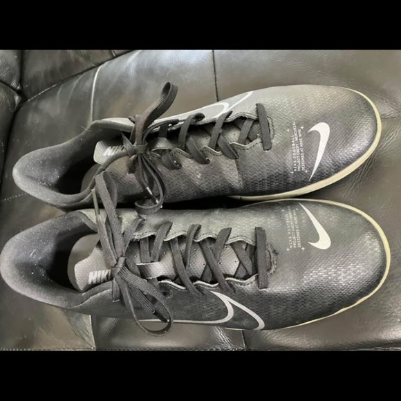 Men’s size 11Nike indoor soccer shoes - Picture 3 of 9